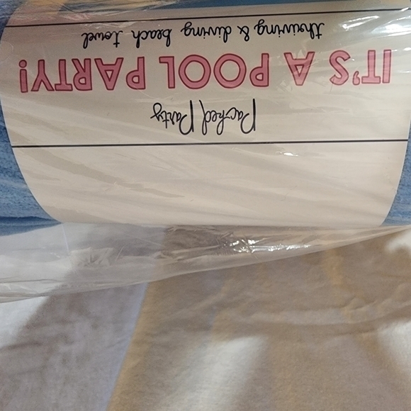 New in Package Packed Party Thriving & Diving Beach Towel - Picture 6 of 7